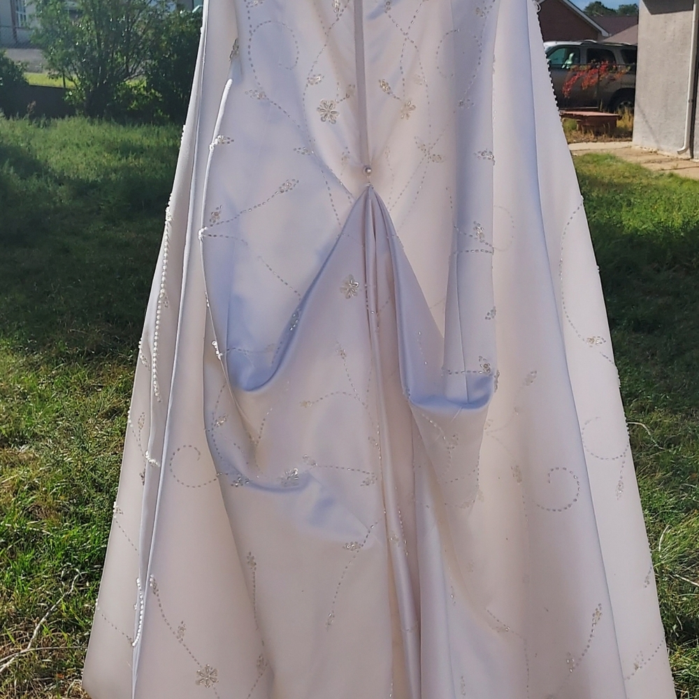 Strapless wedding dress size 6 has beautiful beading throughout has a train.